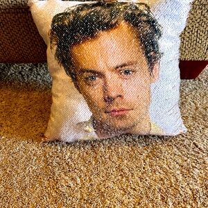 Sequin Pillow - turns in Harry Styles face